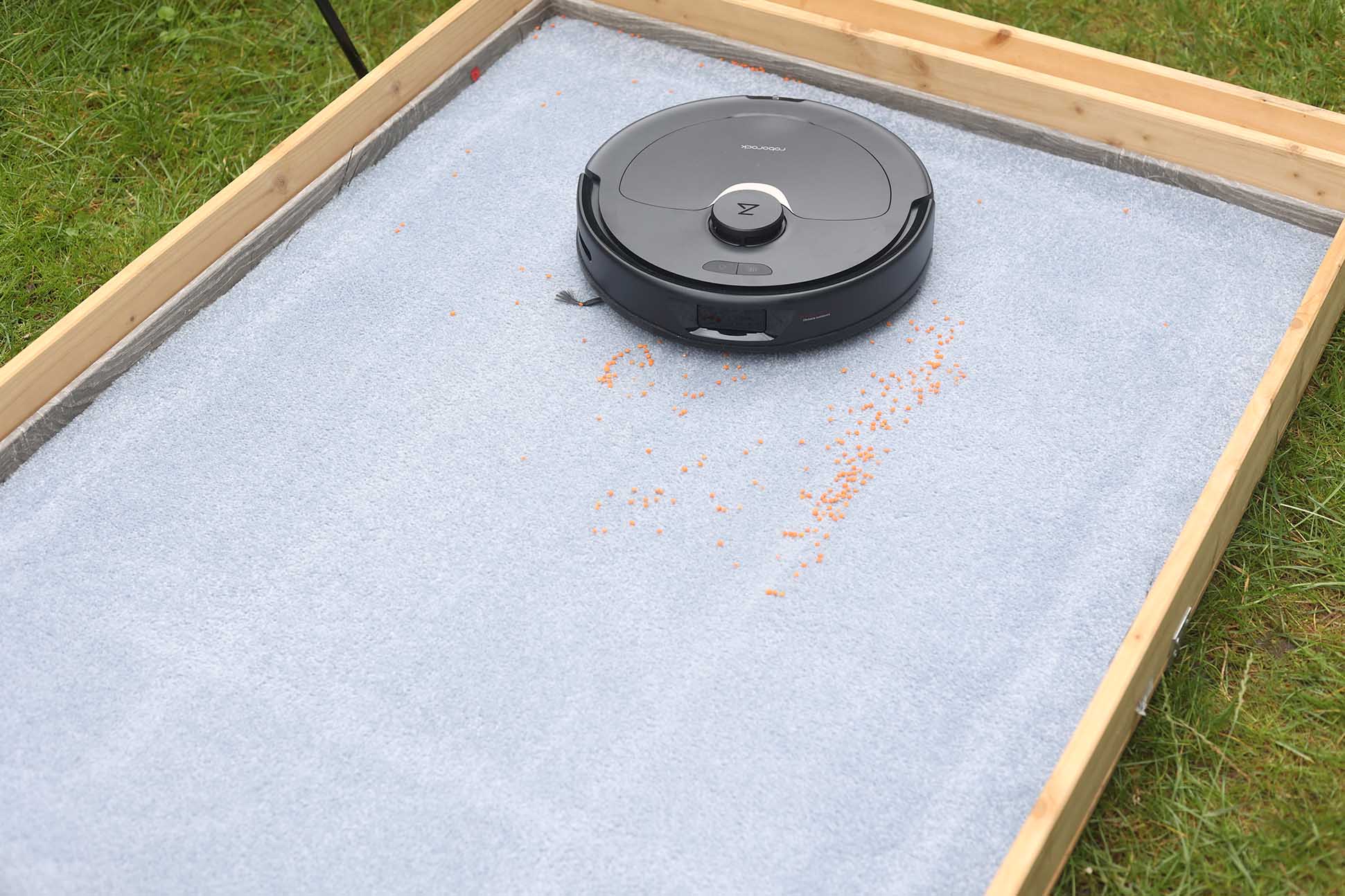 Der Roborock Q Revo beim Linsensaugtest auf einem hochflorigen Teppich.